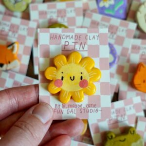 LMP (32) : พินดอกทานตะวัน Handmade – พินดอกไม้เหลืองสดใสบนการ์ดลายตาราง