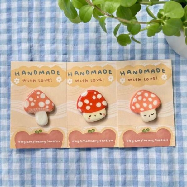 LMP (33) : พินเห็ดน้อย – พินเห็ดสีน้ำตาลแดงบนการ์ดผ้าลายสก็อตฟ้า
