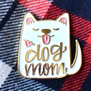 LMP (42) : พิน Dog Mom – พินหัวสุนัขพร้อมตัวอักษรทองน่ารัก