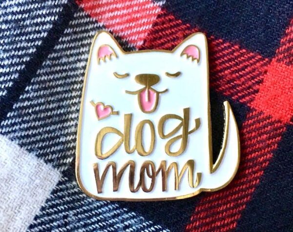 LMP (42) : พิน Dog Mom – พินหัวสุนัขพร้อมตัวอักษรทองน่ารัก