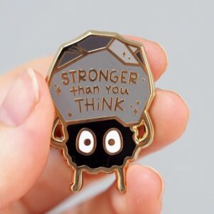 LMP (43) : พิน Stronger Than You Think – พินตัวอักษรแรงบันดาลใจสีทองดำ